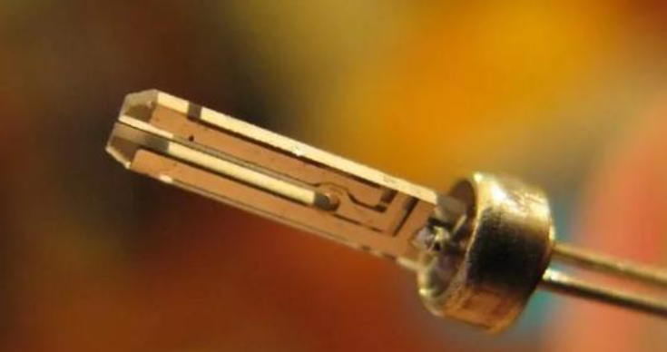 圆柱晶振内部结构，圆柱晶振温度特性及圆柱晶振使用注意事项